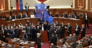 Αλβανία: Βουλευτές της αντιπολίτευσης άναψαν καπνογόνα στη Βουλή ύστερα από βδομάδες αντικυβερνητικών διαδηλώσεων