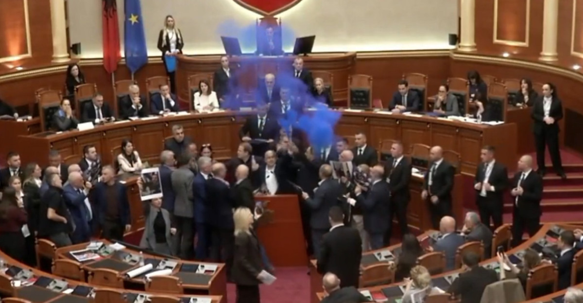 Αλβανία: Βουλευτές της αντιπολίτευσης άναψαν καπνογόνα στη Βουλή ύστερα από βδομάδες αντικυβερνητικών διαδηλώσεων
