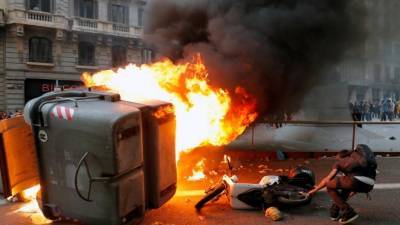 Βαρκελώνη: Πλαστικές σφαίρες και δακρυγόνα από αστυνομία- Οδοφράγματα από διαδηλωτές