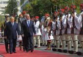 "Δεν παραιτήθηκε η Ελλάδα από τις γερμανικές αποζημιώσεις" είπε ο Κ. Παπούλιας στον Γ. Γκάουκ, αλλά ο Γερμανός πρόεδρος περιορίστηκε στην "ηθικής τάξεως ενοχή"...
