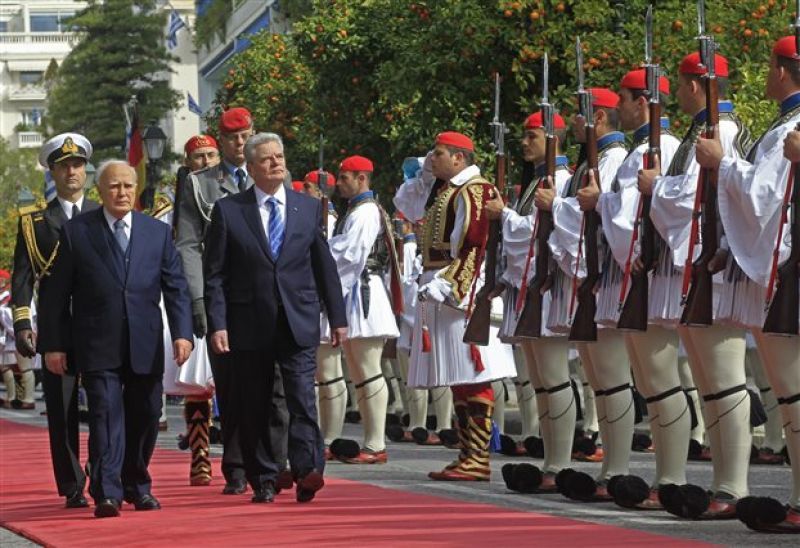 "Δεν παραιτήθηκε η Ελλάδα από τις γερμανικές αποζημιώσεις" είπε ο Κ. Παπούλιας στον Γ. Γκάουκ, αλλά ο Γερμανός πρόεδρος περιορίστηκε στην "ηθικής τάξεως ενοχή"...