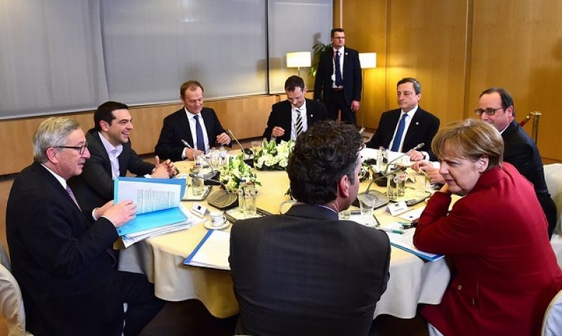 Bloomberg: Η "Τριάδα" που αξίζει να ακούμε για την Ελλάδα