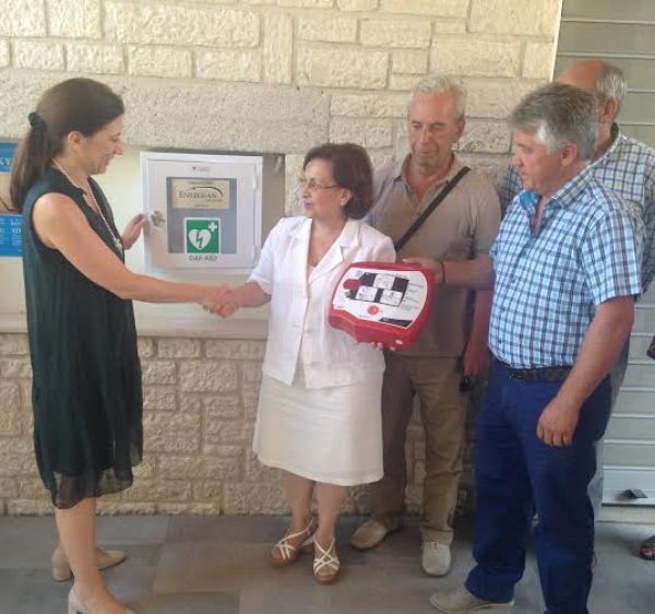 H Energean χορηγεί απινιδωτές σε τρεις περιοχές του νομού Ιωαννίνων