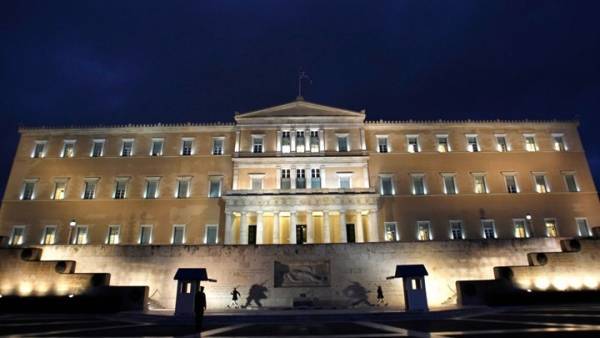 Σύλληψη άνδρα που πέταξε γκαζάκι στο προαύλιο της Βουλής
