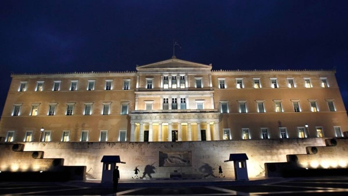 Σύλληψη άνδρα που πέταξε γκαζάκι στο προαύλιο της Βουλής