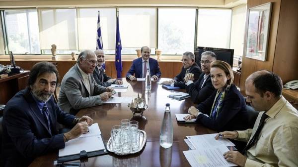 Συνάντηση Χατζηδάκη - ΣΜΕ για επιτάχυνση της αδειοδότησης