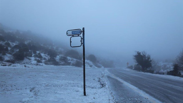 Πάρνηθα: Διακοπή κυκλοφορίας στο ύψος του τελεφερίκ λόγω χιονόπτωσης