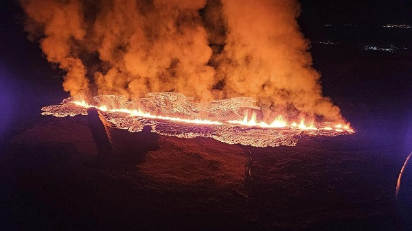 Ισλανδία: Η λάβα έκαψε σπίτια στο Γκρίνταβικ- Συγκλονιστικές εικόνες