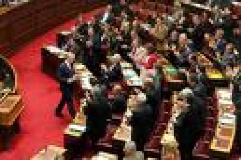 Συναίνεση "τέλος" για την οικονομία- Μετωπική για την εξεταστική