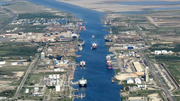 Τα λιμάνια του κόλπου του Τέξας επαναλειτουργούν μετά τον «Νικόλαο»