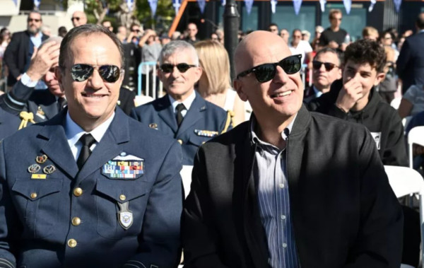 Δένδιας από αεροπορική επίδειξη στον Φλοίσβο: Η Πολεμική Αεροπορία αλλάζει εποχή