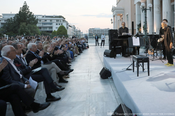 Η Βουλή των Ελλήνων τίμησε τον μεγάλο Σταύρο Ξαρχάκο σε μια λαμπρή συναυλία