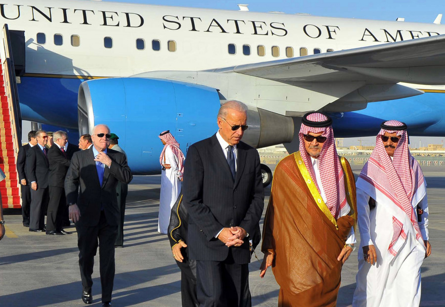 «Συγχωροχάρτι» Μπάιντεν στη Σαουδική Αραβία, για να... συγκρατήσει το πετρέλαιο