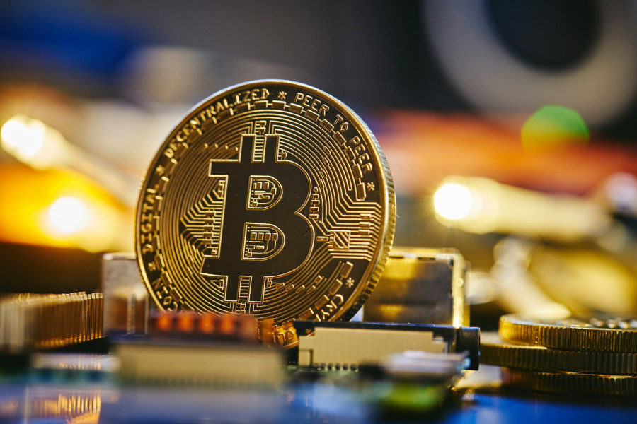 Πιέσεις στα crypto με το βλέμμα στη Fed – «Έχασε» τα $77.000 το Bitcoin