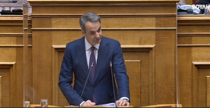 Ποιος παρακολουθούσε ποιον; «Πινγκ πονγκ» κατηγοριών Μητσοτάκη-Τσίπρα στη Βουλή