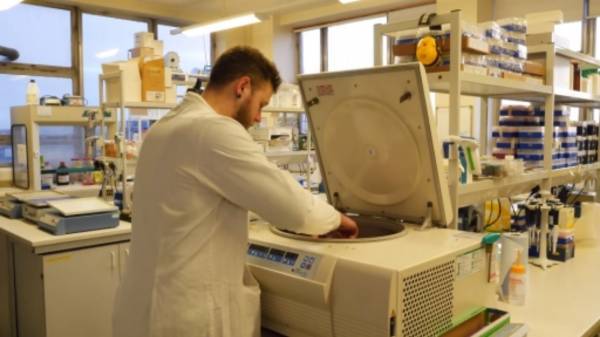 Ελπίδες από το Μπρίστολ για φάρμακο που «νικάει» τον κορονοϊό