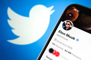 Twitter: Δίνει στον Μασκ τα στοιχεία για τους fake λογαριασμούς