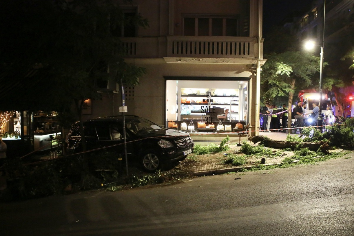 Κολωνάκι: Έντεκα τραυματίες από απίστευτο ατύχημα με λυμένο χειρόφρενο αυτοκινήτου – Το χρονικό