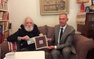 Η Ρωσία τιμά και πάλι τον Μανώλη Γλέζο