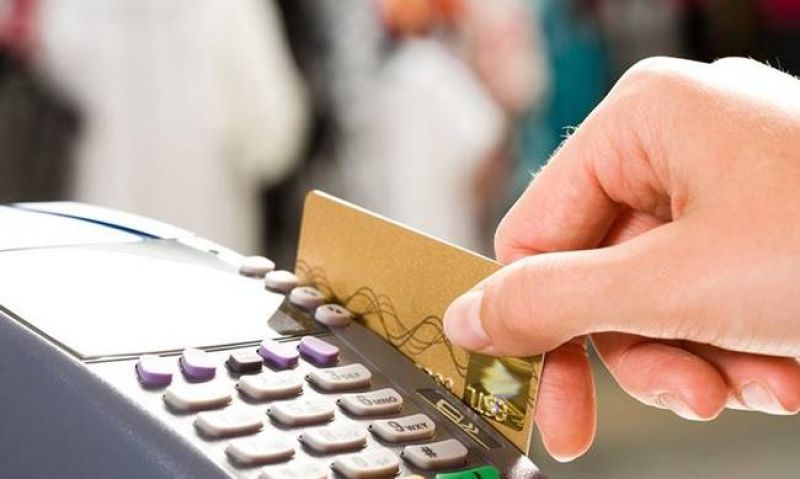 «Σωσίβιο» το πλαστικό χρήμα για την αποτροπή νέων μέτρων