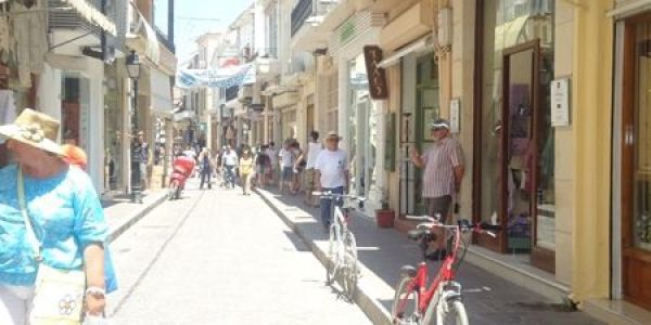 "Μπαλωθιές" των εμπόρων της Κρήτης κατά Κορκίδη για το άνοιγμα τις Κυριακές
