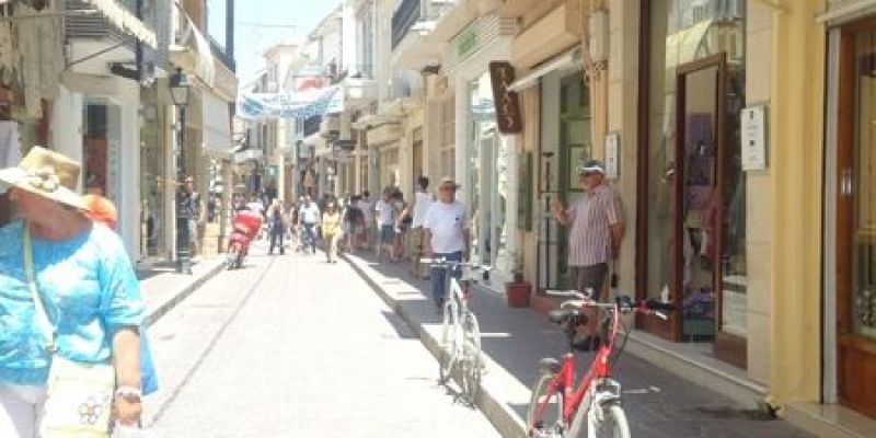 "Μπαλωθιές" των εμπόρων της Κρήτης κατά Κορκίδη για το άνοιγμα τις Κυριακές