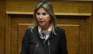 Μακρή: Καμία σκέψη για αλλαγή στον προγραμματισμό των σχολείων