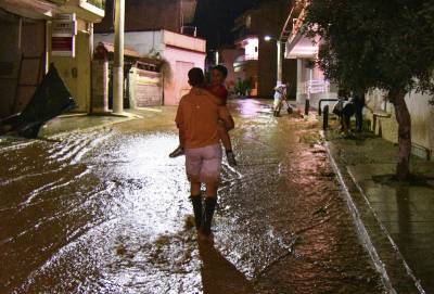 Ο εφιάλτης της πλημμύρας ξαναχτυπά τη Μάνδρα-Τα βλέμματα στη Δούρου