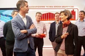Coca‑Cola Τρία Έψιλον: Βρετανίδα Πρέσβης και Μπακογιάννης στο Σχηματάρι Mega-Plant
