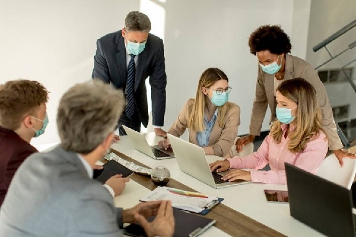 Γαλλία: Προς υποχρεωτική χρήση μάσκας στην εργασία από Σεπτέμβριο