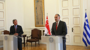 Συνάντηση Γεραπετρίτη - ΥΠΕΞ Σιγκαπούρης: Αδιαπραγμάτευτη η ασφάλεια ναυτικών και πλοίων