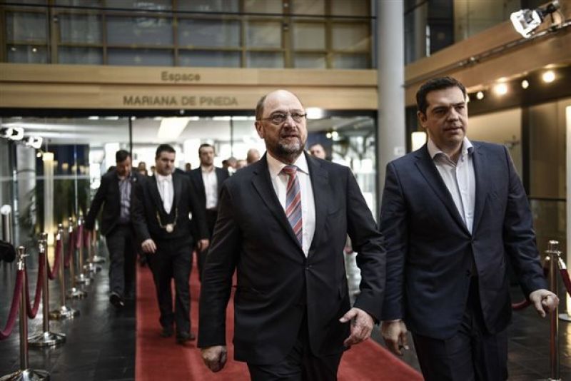 Με «μασάζ» σε Τσίπρα-Ρέντσι, ξεκινάει ο Σούλτς μετά το Brexit….