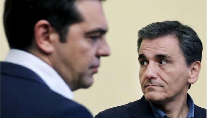 "Αγώνας δρόμου" στην κυβέρνηση μετά το "καμπανάκι" Ντομπρόβσκις