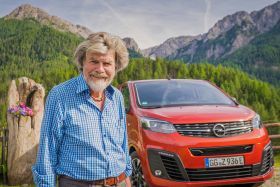 Στην Κορυφή των Άλπεων: Ράινχολντ Μέσνερ και τα Ηλεκτρικά Van της Opel