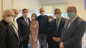 Γεωργιάδης: Επίσκεψη στην 23χρονη που έκανε μεταμόσχευση ήπατος στο Λαϊκό