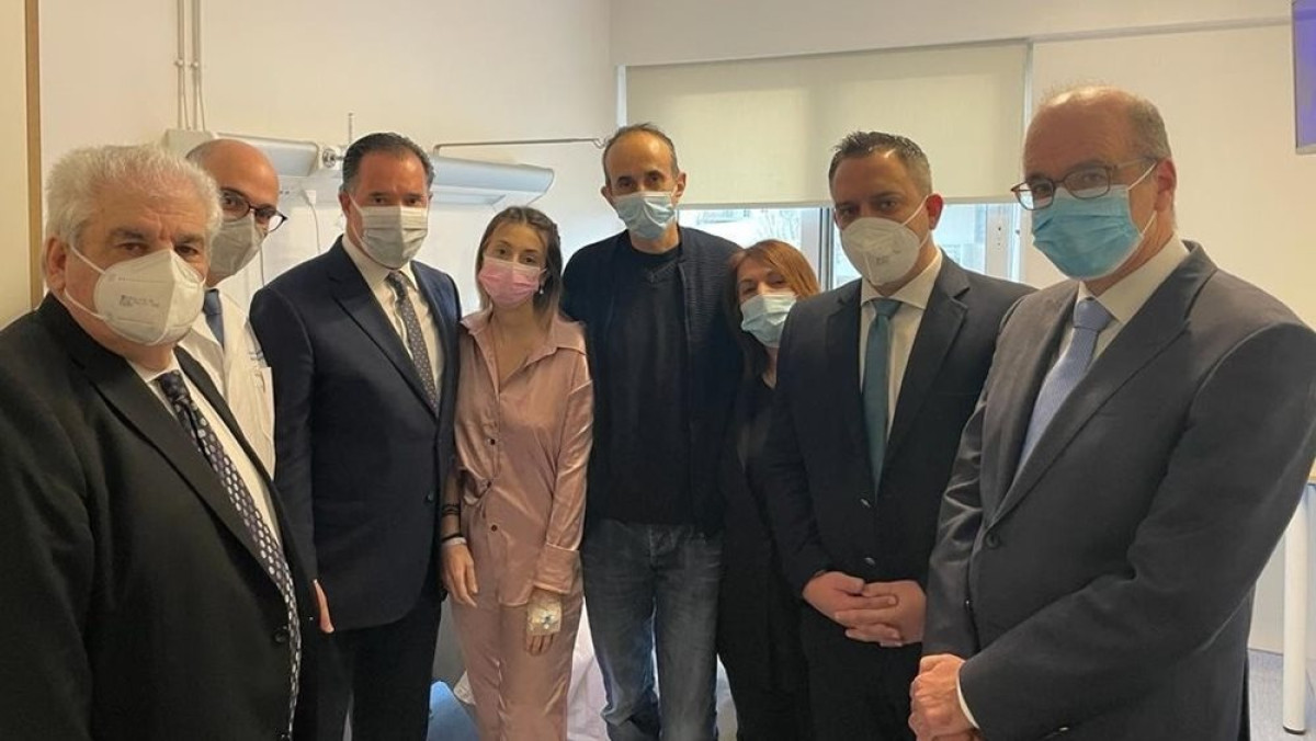 Γεωργιάδης: Επίσκεψη στην 23χρονη που έκανε μεταμόσχευση ήπατος στο Λαϊκό