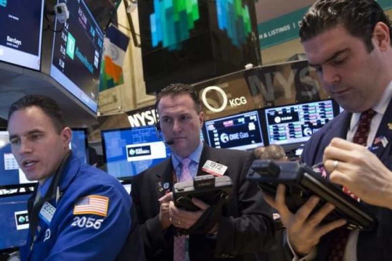 Η "κατρακύλα" του πετρελαίου παρασύρει τη Wall Street