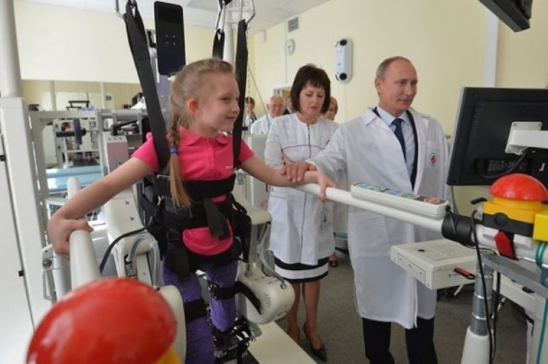 Πούτιν:Σε ρόλο… γιατρού στο Νοσοκομείο Παίδων της Μόσχας (βίντεο)