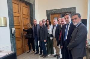 ΠΑΣΟΚ: Πολιτική αλαζονεία και ευτελισμός των κοινοβουλευτικών διαδικασιών η αναβολή της συνεδρίασης για τα ΕΛΤΑ
