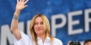 Η... μετάλλαξη της Μελόνι ένα χρόνο μετά την εκλογή της