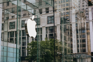 Η Apple μηνύει την OpenAI, ισχυριζόμενη ότι υπεξαίρεσε εμπορικά απόρρητα