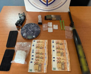 Ποινική δίωξη για κακούργημα σε πρώην αστυνομικό για ναρκωτικά και οπλοκατοχή