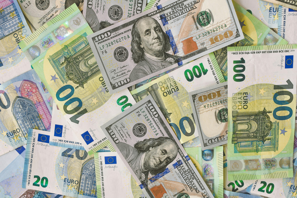 Στο... μυαλό ΕΚΤ και Fed: Μπροστά σε δύσκολες αποφάσεις για επιτόκια και πληθωρισμό