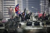 B. Κορέα: Aσκήσεις πυροβολικού μεγάλης κλίμακας