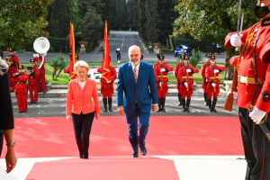 Σε τέλμα η διαδικασία διεύρυνσης στα Δυτικά Βαλκάνια - Σημαντική πρόοδος στην Αλβανία