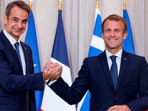 Μακρόν σε Μητσοτάκη για Rafale: «Χτίζουμε» την άμυνα της Ευρώπης