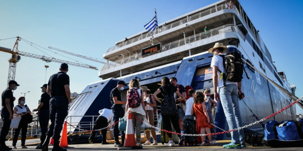 Υπ. Ναυτιλίας: Προσπάθεια προστασίας από τις αυξήσεις των ακτοπλοϊκών ναύλων
