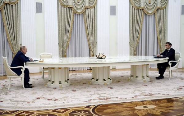 Εξηγήθηκε η απόφαση Πούτιν να κρατήσει σε... απόσταση τον Μακρόν