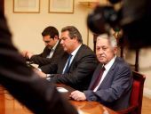 Κυρ Φώτης: Τα κάνει όλα και συμφέρει...