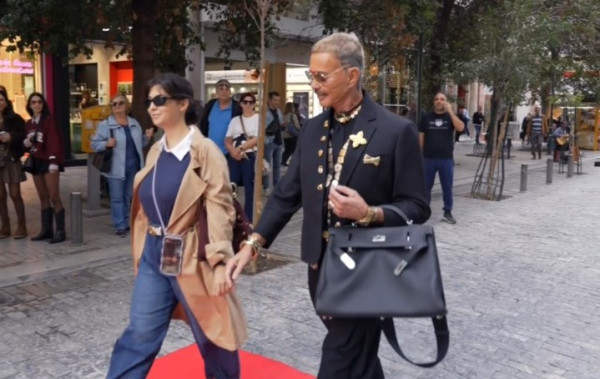 Ο Λάκης Γαβαλάς ξαναχτυπά: Κάνει την Ερμού πασαρέλα και σκορπίζει τη λάμψη του – Χριστουγεννιάτικο glam powered by ΣΚΡΑΤΣ
